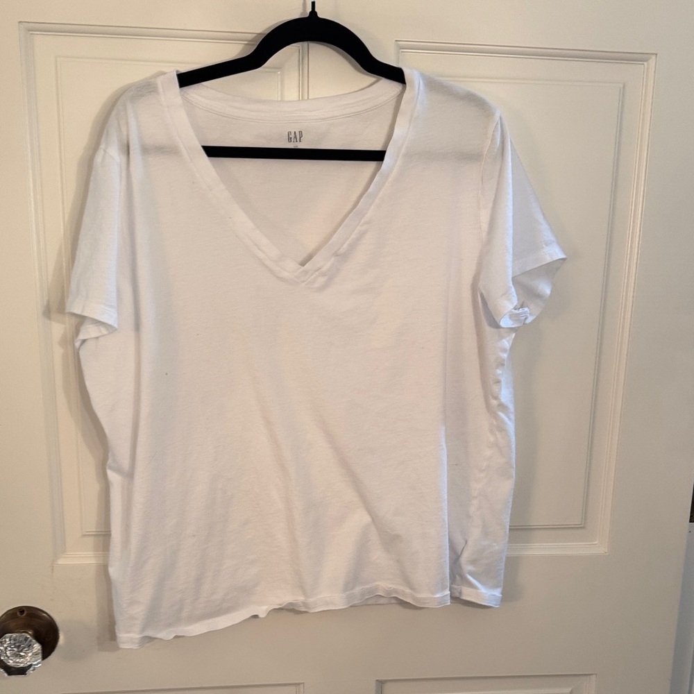 GAP Women's Classic White V-Neck Tee